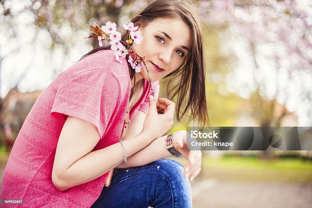 Hermosa mujer en la naturaleza Florecer - Foto de stock de 20 a 29 años libre de derechos