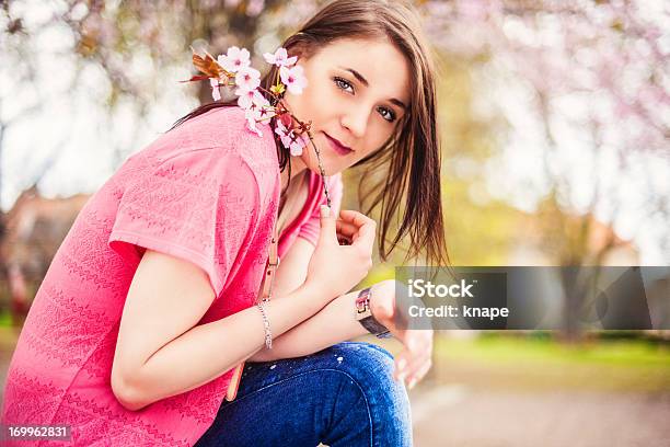 Hermosa Mujer En La Naturaleza Florecer Foto de stock y más banco de imágenes de 20 a 29 años - 20 a 29 años, 20-24 años, Actividades recreativas