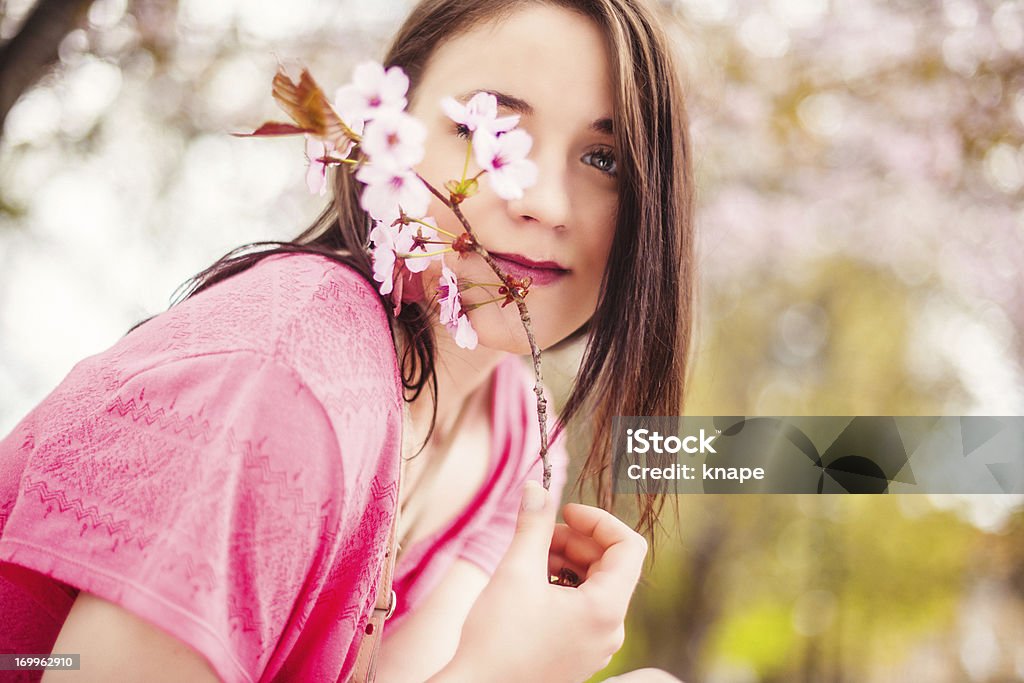 Schöne Frau in der Natur blühenden - Lizenzfrei 20-24 Jahre Stock-Foto