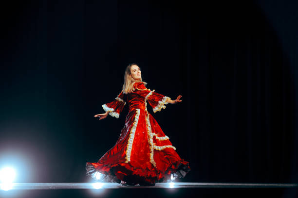 actrice heureuse vêtue d’une robe de princesse dansant sur scène - centre de spectacles photos et images de collection