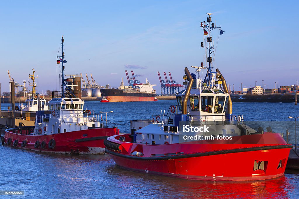 Tugs en el puerto de Hamburgo - Foto de stock de Remolcador libre de derechos