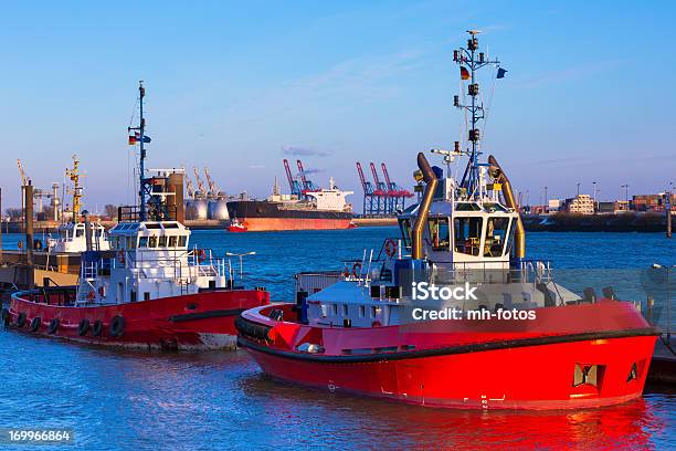 Tugs En El Puerto De Hamburgo Foto de stock y más banco de imágenes de Remolcador - Remolcador, Río, Buque tanque