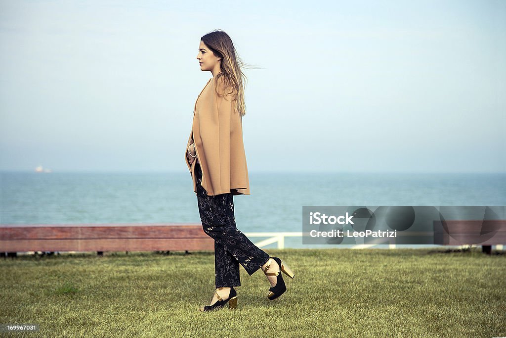 Herbst/Frühling-outfit auf einem schönen Frau - Lizenzfrei Frauen Stock-Foto