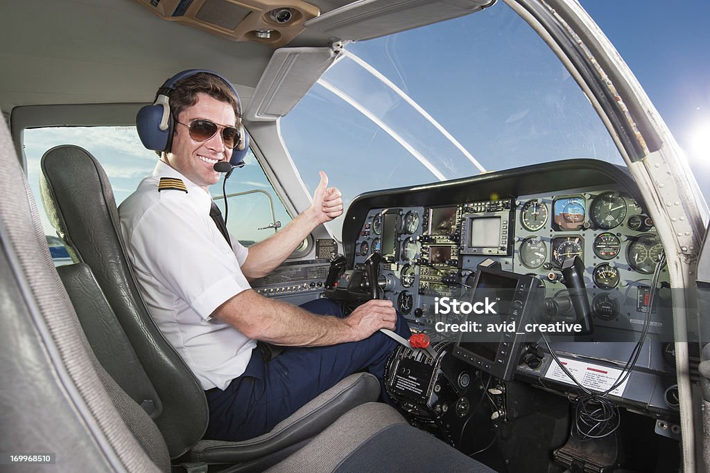 Młody pilot w kokpicie samolotu, dając Kciuki w górę - Zbiór zdjęć royalty-free (Pilot)