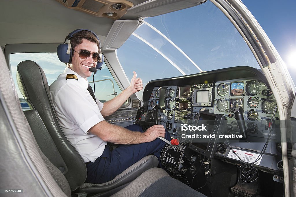 Jovem na cabine de piloto de avião, dando polegares para cima - Foto de stock de Piloto royalty-free