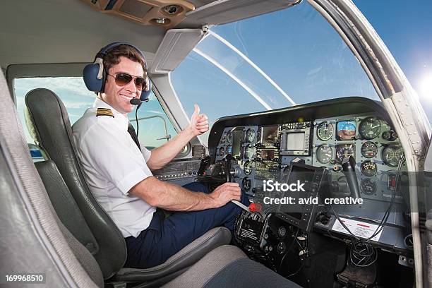 Foto de Jovem Na Cabine De Piloto De Avião Dando Polegares Para Cima e mais fotos de stock de Piloto