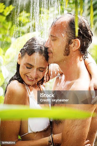 Photo libre de droit de Beau Couple Profitant De La Douche Tropicale Exotique Dans La Nature banque d'images et plus d'images libres de droit de Adulte