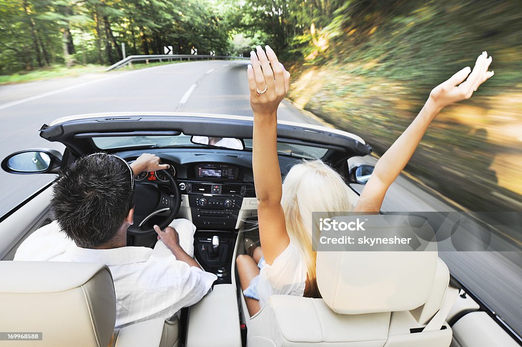 Vista superficial de um casal dirigindo em carro. - Foto de stock de Conversível royalty-free