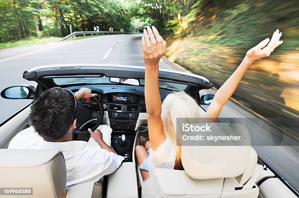 Foto de Vista Superficial De Um Casal Dirigindo Em Carro e mais fotos de stock de Conversível - Conversível, Dirigir, Casal