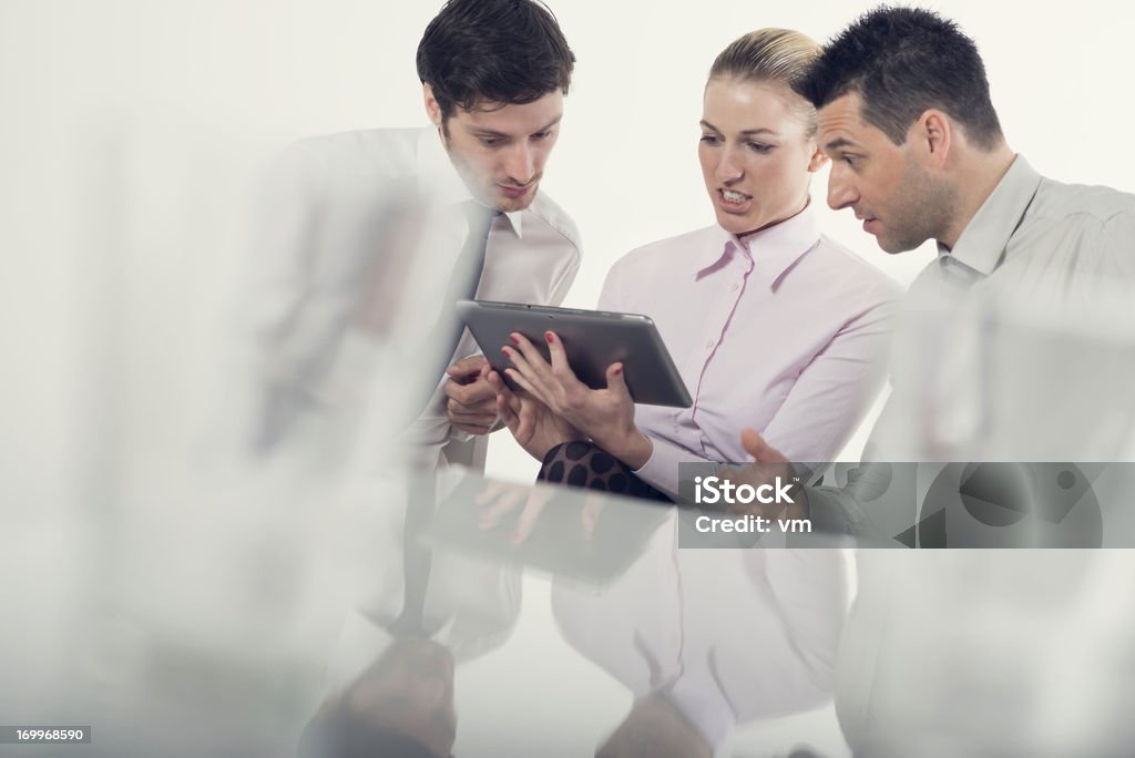 Equipe de negócios com tablet digital com disscussion - Royalty-free 25-29 Anos Foto de stock