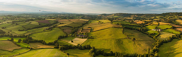 green fields fazendas verão paisagem panorama aéreo - welsh culture wales field hedge - fotografias e filmes do acervo