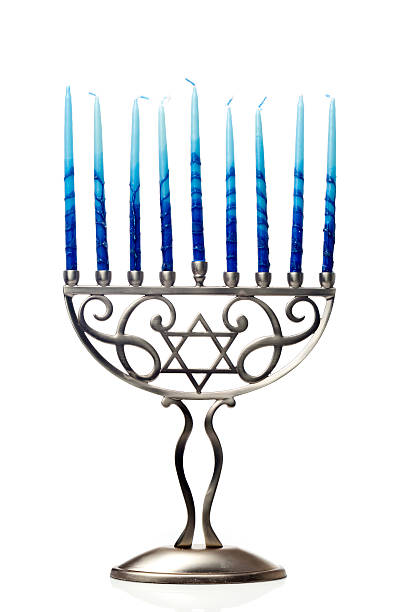 hanukkah o menorah (candelabro judaico) - hanukkah menorah candle blue - fotografias e filmes do acervo