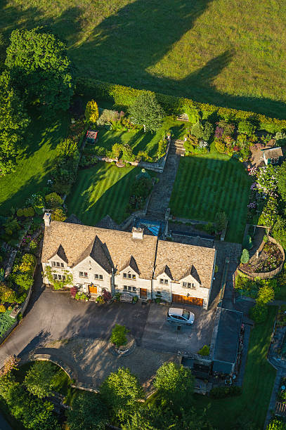 widok z lotu ptaka powyżej luksusowy dom i ogrody kraju - bringing home the bacon image high angle view vertical zdjęcia i obrazy z banku zdjęć