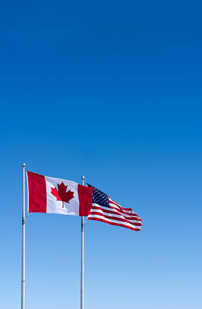 banderas de estados unidos y canadá - canada canadian flag business canadian culture fotografías e imágenes de stock