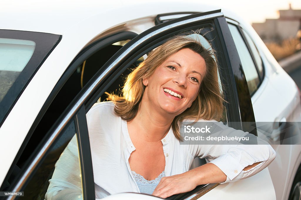 Szczęśliwy dojrzała kobieta w jej samochodu - Zbiór zdjęć royalty-free (Kobiety)