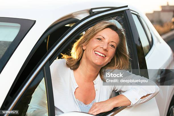 Szczęśliwy Dojrzała Kobieta W Jej Samochodu - zdjęcia stockowe i więcej obrazów Kobiety - Kobiety, Tylko jedna kobieta, Dojrzałe kobiety