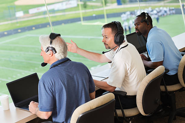 プロスポーツ commentators ボックスでのフットボールゲームを押します。 - american football stadium audio ストックフォトと画像