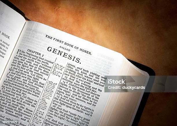 Genesis Nel Kjv Bibbia Su Carta Pergamena - Fotografie stock e altre immagini di Creazione - Creazione, Principio, Bibbia