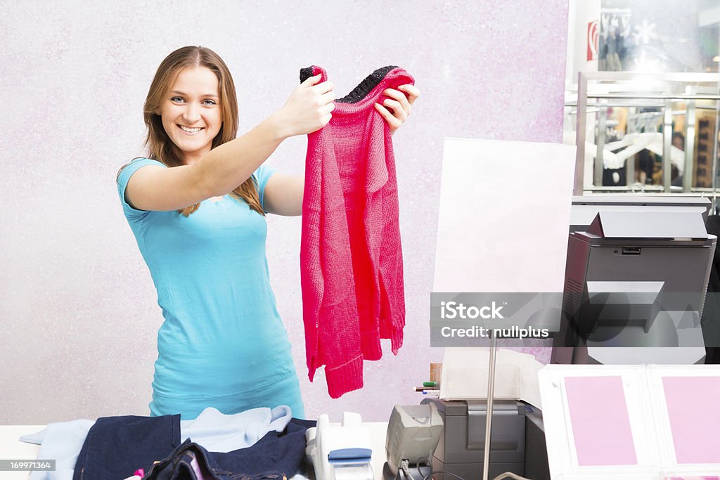 Vendedor de pé na caixa registradora na loja de moda - Foto de stock de Adulto royalty-free