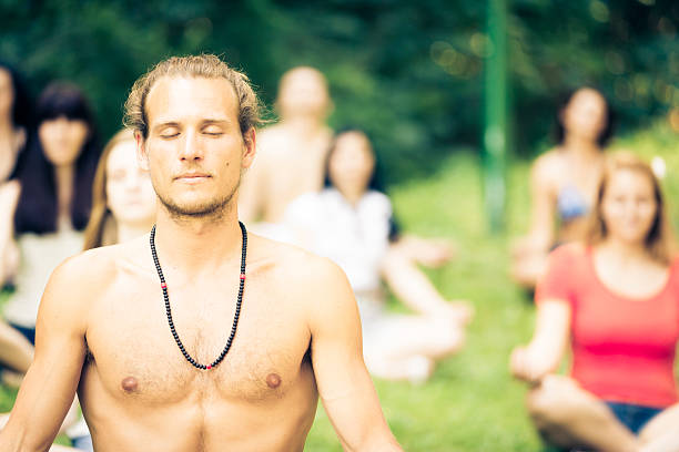 若い人のヨガ - yoga outdoors hippie people ストックフォトと画像