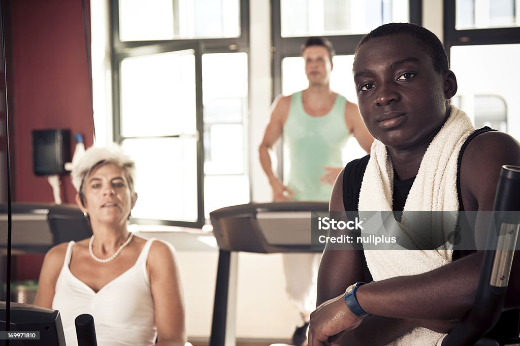 Jeune et mature personnes à la salle de sport - Photo de Activité libre de droits