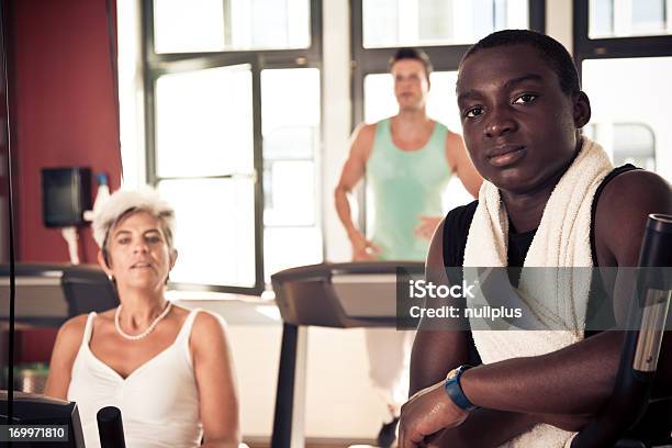 Photo libre de droit de Jeune Et Mature Personnes À La Salle De Sport banque d'images et plus d'images libres de droit de Activité - Activité, Allemagne, Bonheur