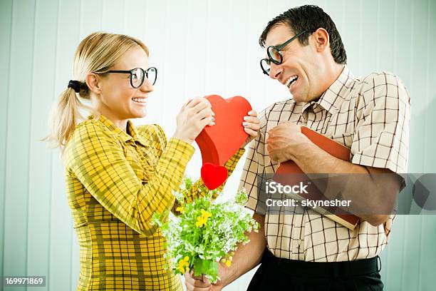 Funny Nerds Holding Valentine Presenta Foto de stock y más banco de imágenes de Hombres - Hombres, Azoramiento, Vista de costado