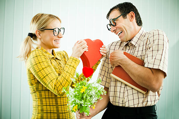 gli appassionati di san valentino divertente con regali. - valentines day love nerd couple foto e immagini stock