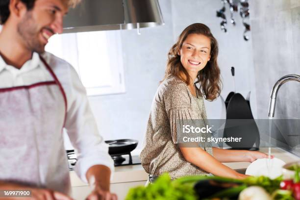 Porträt Von Lächelnd Junges Paar Vorbereitung Mittagessen Zusammen Stockfoto und mehr Bilder von Das Leben zu Hause