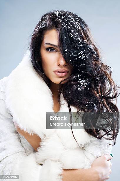 Photo libre de droit de Belle Femme Avec De La Neige Dans Ses Cheveux banque d'images et plus d'images libres de droit de Adulte - Adulte, Beauté, Belle femme