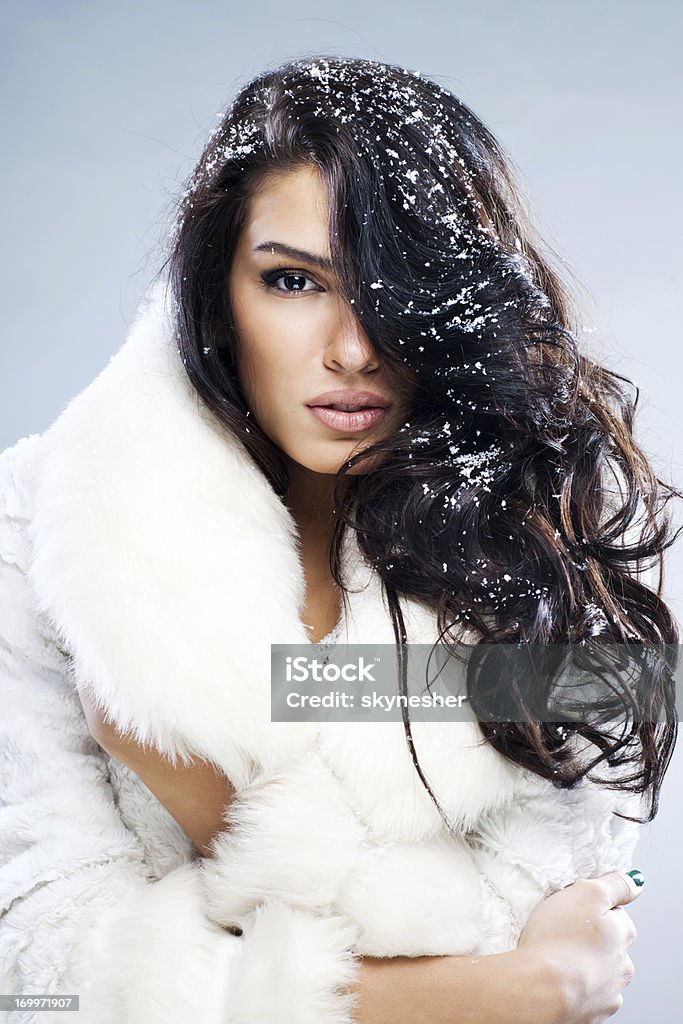 Piękna kobieta z śnieg w jej włosy. - Zbiór zdjęć royalty-free (Biały)