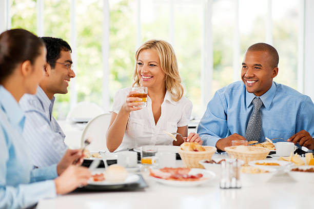 empresarios tener descanso para comer - lunch business office business lunch fotografías e imágenes de stock