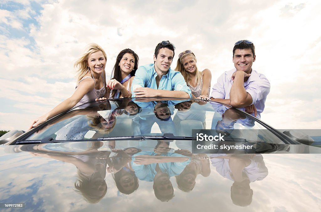 Groupe de jeunes gens appréciant dans une voiture décapotable en voiture. - Photo de Adolescence libre de droits
