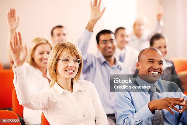 Grupo De Empresarios En El Seminario Foto de stock y más banco de imágenes de Alzar los brazos - Alzar los brazos, Personas de negocios, Seminario - Reunión