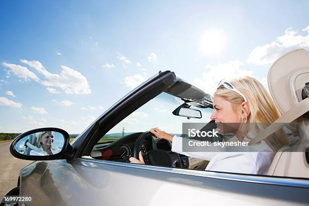 Photo libre de droit de Souriante Jeune Femme Daffaires De Conduire Une Voiture Décapotable banque d'images et plus d'images libres de droit de Conduire