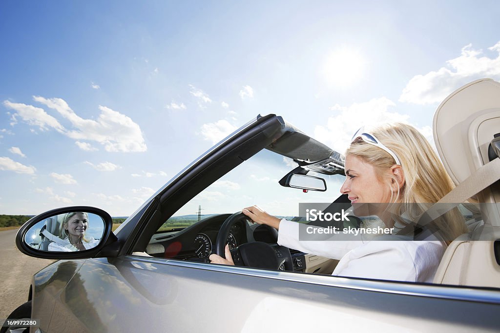 Sorrindo jovem Empresária dirigindo um carro conversível - Foto de stock de Dirigir royalty-free