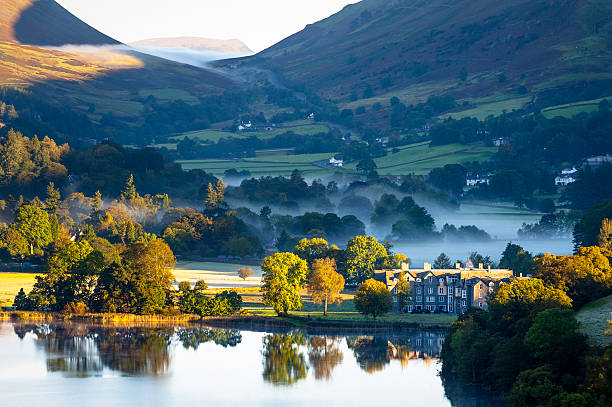 regione dei laghi: alba di grasmere - english village immagine foto e immagini stock