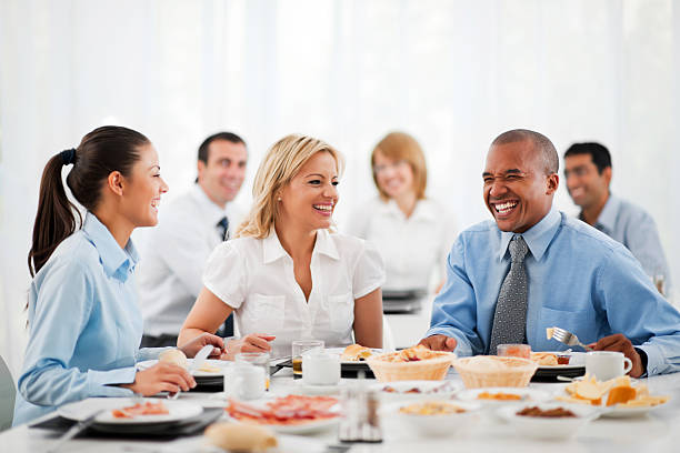 las personas de negocios de pie en la mesa en el almuerzo - lunch business office business lunch fotografías e imágenes de stock