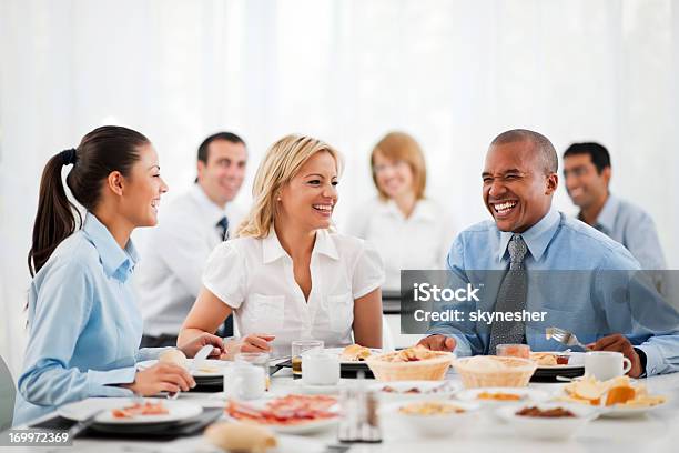 Las Personas De Negocios De Pie En La Mesa En El Almuerzo Foto de stock y más banco de imágenes de Desayuno