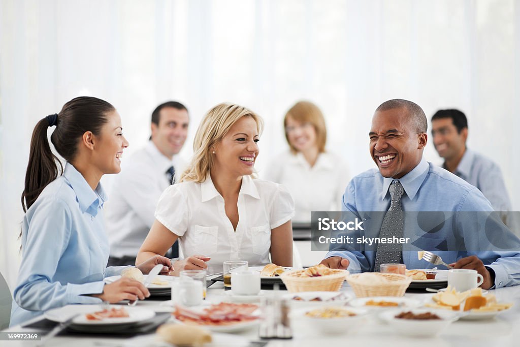 Деловые люди, стоя вокруг стол на обед - Стоковые фото Завтрак роялти-фри