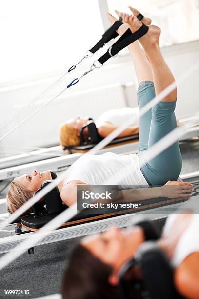 Ginnastica Pilates - Fotografie stock e altre immagini di Macchina per Pilates - Macchina per Pilates, Composizione verticale, Metodo Pilates