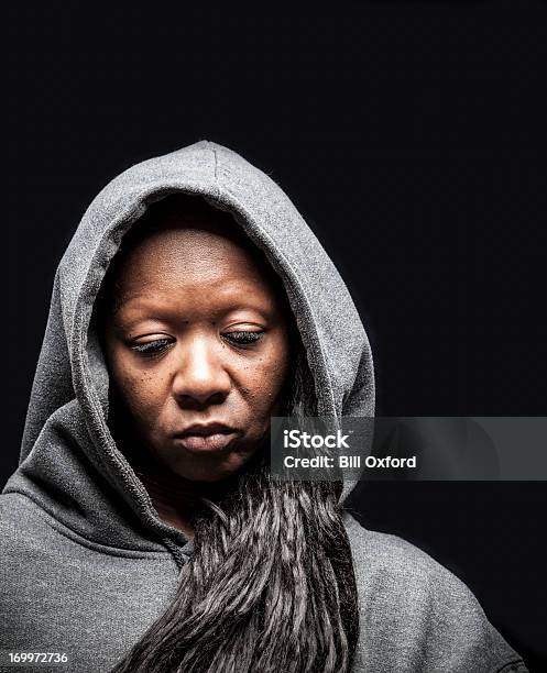 Schwarze Frau Porträt Stockfoto und mehr Bilder von Obdachlosigkeit - Obdachlosigkeit, Frauen, Eine Frau allein