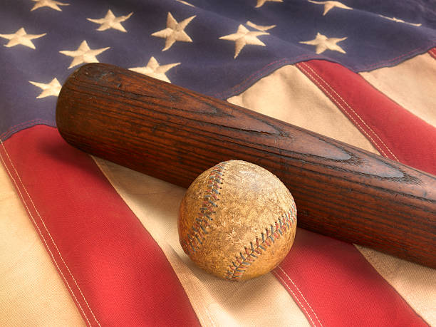 antyczny bat i baseball z flagi usa - baseball baseball bat baseballs patriotism zdjęcia i obrazy z banku zdjęć