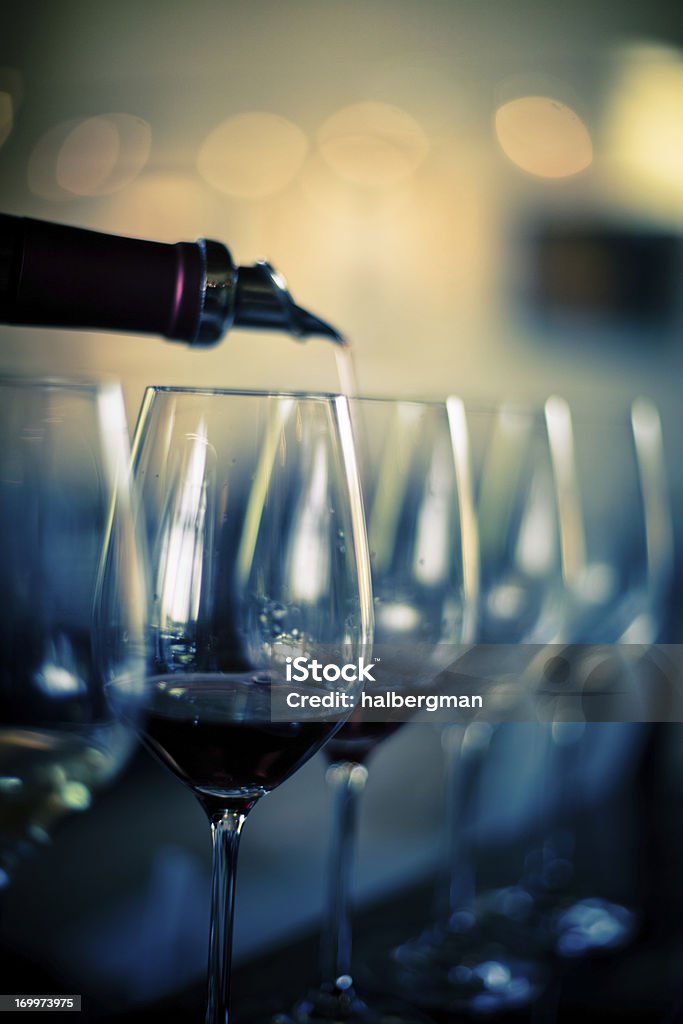 Verter el vino tinto en gafas - Foto de stock de Catavinos libre de derechos