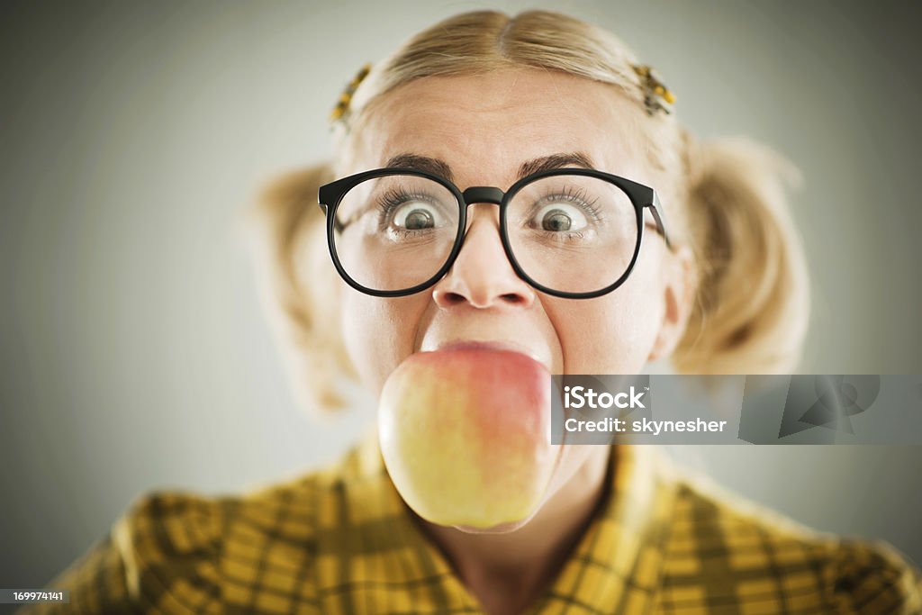 Crazy regarder femme avec une pomme dans sa bouche. - Photo de Pomme libre de droits