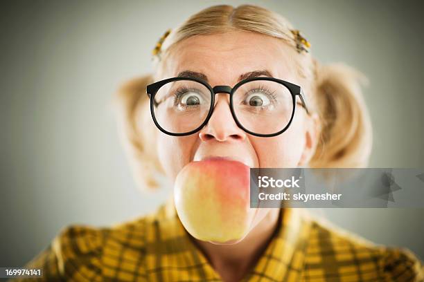 Photo libre de droit de Crazy Regarder Femme Avec Une Pomme Dans Sa Bouche banque d'images et plus d'images libres de droit de Pomme