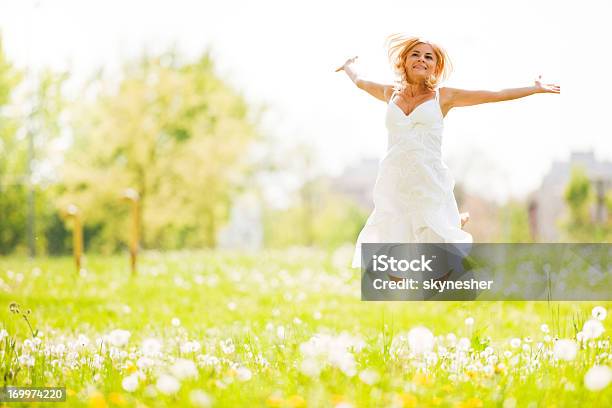 Hermosa Joven Rubia En El Parque Salto Foto de stock y más banco de imágenes de Actividad - Actividad, Adulto, Adulto joven