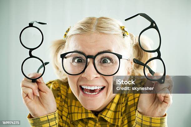 Blondeto Z Trzech Par Okularów - zdjęcia stockowe i więcej obrazów Wykształcenie - Wykształcenie, Humor, Koszula