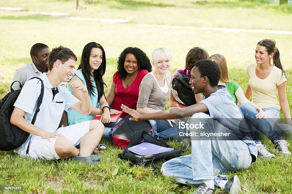 Grupo de adolescente amigos en la sala de estar park. - Foto de stock de Adolescencia libre de derechos