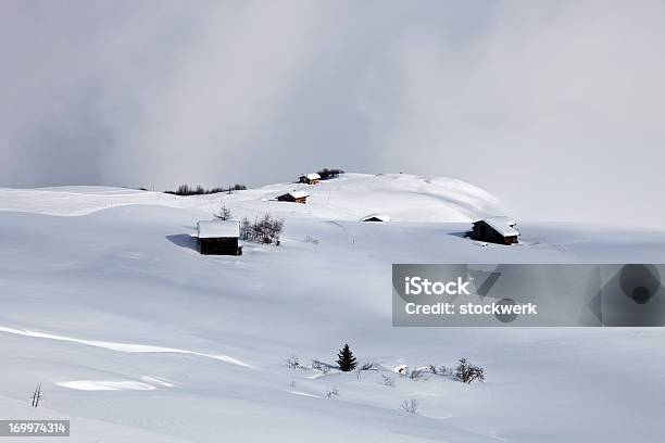 Chalet E Barns Per Alp In Inverno - Fotografie stock e altre immagini di Alpi - Alpi, Alpi svizzere, Ambientazione esterna